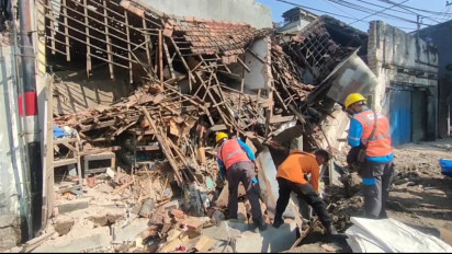 Diduga Akibat Proyek Saluran Air, Tiga Bangunan di Surabaya Roboh
