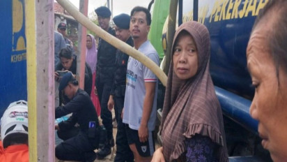 Kekeringan, Brimob dan BPBD Pekalongan Salurkan Air Bersih