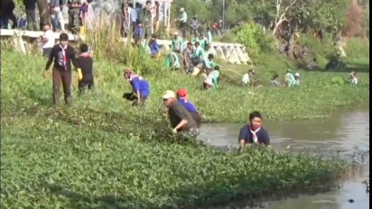 Menumpuk di Tengah Kali Jelita, TNI Polri Bersama Warga Sekitar Bersihkan Rumput Liar dan Sampah