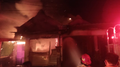 Korsleting Listrik, Bangunan Ruko Isi Peralatan Komputer di Nganjuk, Ludes Terbakar Dilalap Jago Merah
