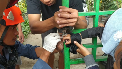 Heboh Jari Tangan Bocah TK di Sleman Terjepit Lubang Pintu Besi, Petugas Damkar Turun Tangan