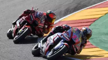 Pembalap tim Gresini, Enea Bastianini dan pembalap Ducati, Francesco Bagnaia.