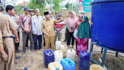 Dampak Kekeringan Warga di Musi Banyuasin Antre Dapat Bantuan Air Bersih