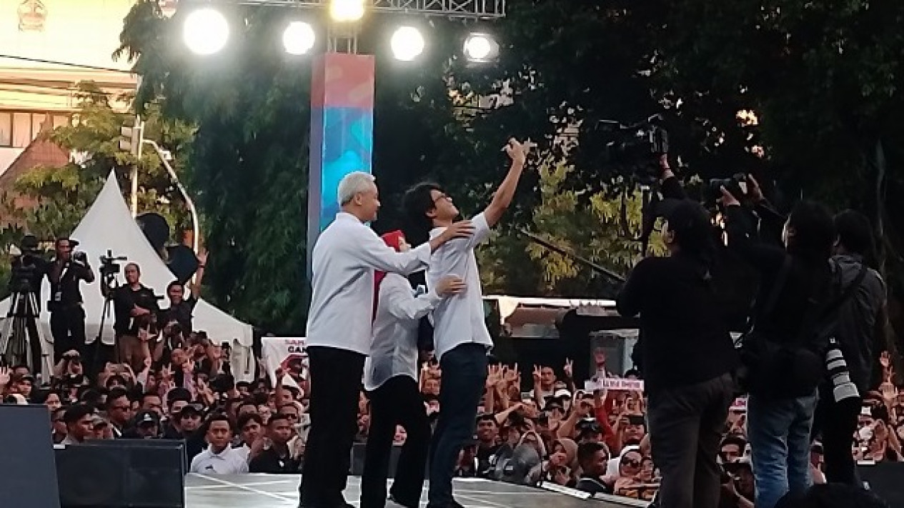 Ganjar Pranowo Baper dan Nangis saat Ditagih Anaknya Janji Naik Gunung Bersama
            - galeri foto