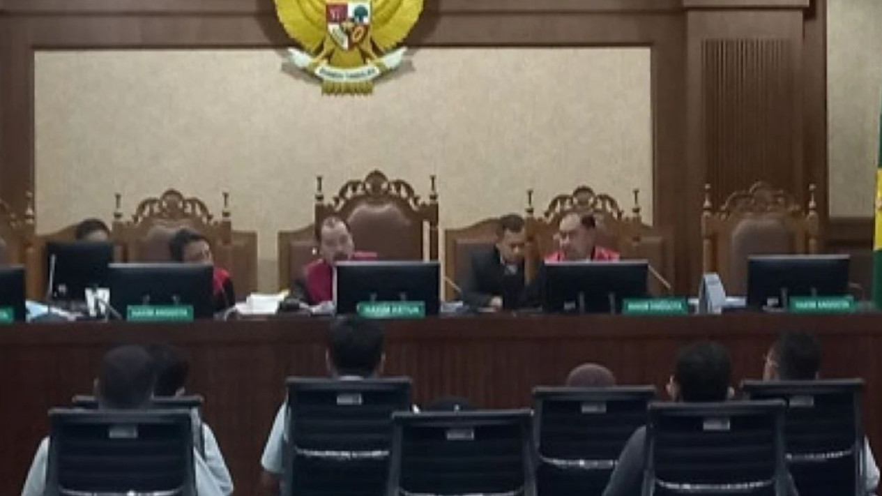 Terungkap! Saksi Akui Beri Uang Rp7 Miliar Terkait Kasus BTS 4G ke Suami Puan Maharani
            - galeri foto