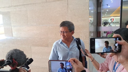 Rocky Gerung Sambangi Bareskrim Polri 'Joget-Joget' Saat Beri Klarifikasi Ujaran Kebencian Terhadap Presiden Jokowi
