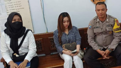 Istri Polisi TikToker Probolinggo Nangis saat Minta Maaf di Hadapan Orang Tua Siswi SMKN 1 Kota Probolinggo