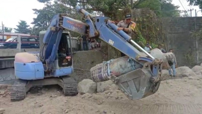 Pria Tanpa Identitas Tewas di Kolong Jembatan di Sleman, Evakuasi Gunakan Alat Berat