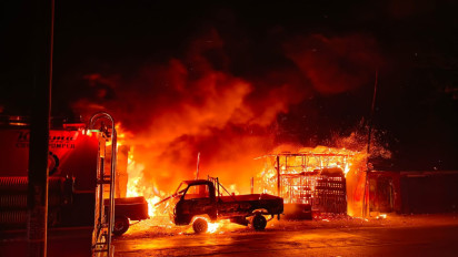 Dilalap Si Jago Merah, Toko Bangunan dan Dua Pikap di Probolinggo Ludes Terbakar