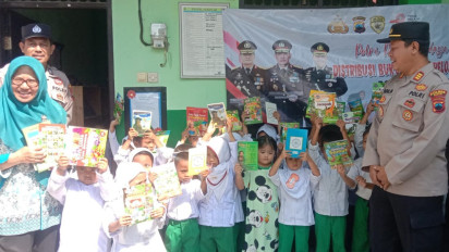 Peduli Literasi, Polres Kudus Bagikan 1.092 Buku ke Sekolah dan Ponpes Hingga Pelosok Desa