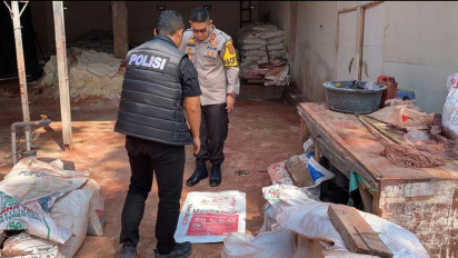 Polres Lampung Selatan Gerebek Gudang Pengoplosan Pupuk Palsu, Tiga Orang Diamankan