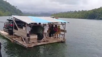Tak Ada Jalan Penghubung, Mobil Dinas Bupati Diangkut Rakit Menyebrangi Danau