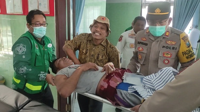 Dua ABK Selamat Kapal Terbalik Dihantam Ombak Lautan Blitar, Dilarikan ke RSUD
