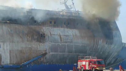 Api di Kapal Mutiara Berkah I Belum Padam, Asap Hitam Terus Mengepul