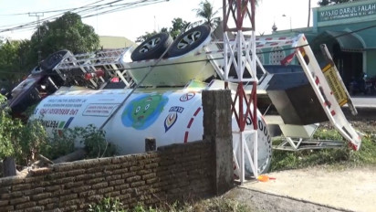 Truk Tangki 12.000 KG LPG terguling di Jl Poros Bantimurung