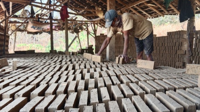 Sulitnya Mendapatkan Air, Perajin Batu Bata di Blora Alami Menurunan Produksi