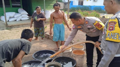 Polres Musi Banyuasin Bagikan Bantuan Air Bersih ke Warga Akibat Kemarau