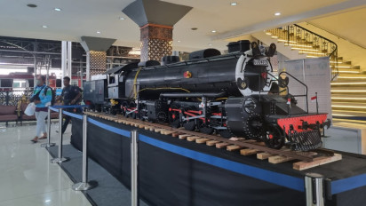 Miniatur Lokomotif Uap Terbesar di Indonesia Dipamerkan di Stasiun Yogyakarta