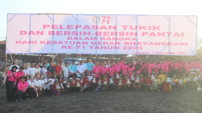 Lestarikan Ekosistem Laut, Bhayangkari Polri Lepas Tukik di Pantai Pangkung Tibah Tabanan