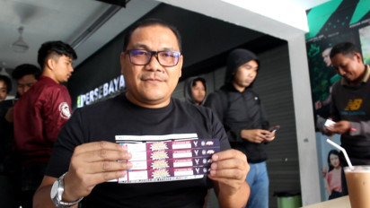 Jelang Laga FIFA Match Day Nanti Malam di GBT Surabaya, Suporter Serbu Tempat Penukaran Tiket