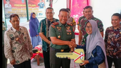 Warga Gresik Terima Kunci Rumah Program Renovasi Rutilahu Pemprov Jatim dan Kodam V/ Brawijaya