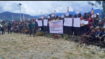 Bahan Pokok Naik Hingga Seratus Persen, Ratusan Massa Aksi Duduki Kantor Bupati Intan Jaya