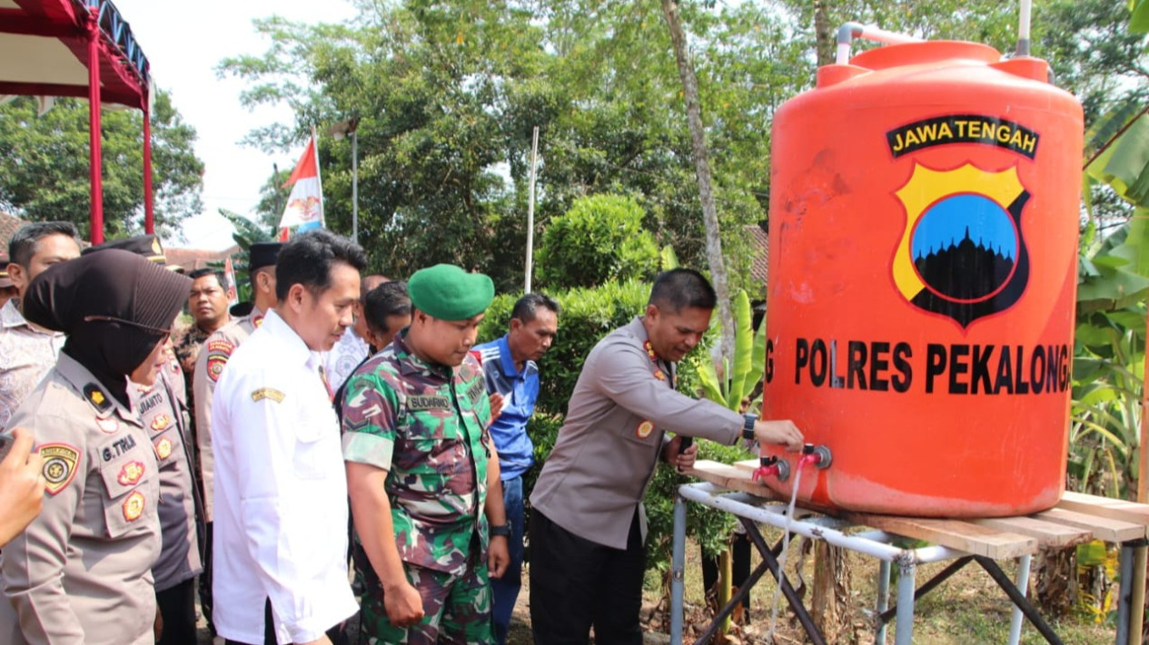 Warga Kesulitan Air Bersih, Polres Pekalongan Berikan Bantuan Sumur Bor dan Pompa Air
            - galeri foto