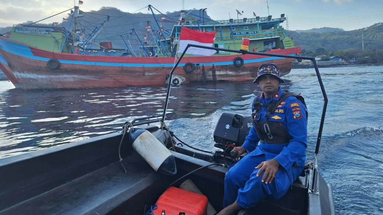 Aneh! Dermaga Perikanan Kosong, Kapal Ikan Justru Antre di Pelabuhan Barang Tanjungwangi
            - galeri foto