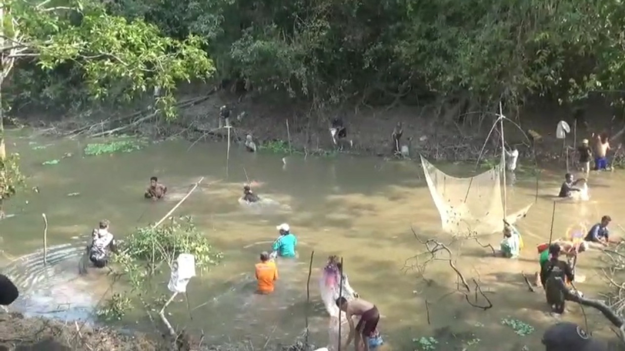 Kemarau Membawa Berkah, Ratusan Warga Musi Banyuasin Ikuti Tradisi Bekarang
            - galeri foto
