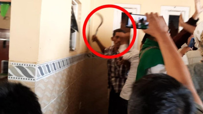 Massa di Pamekasan Rusak Tempat Karaoke Hingga Bawa Celurit, Ini Penyebabnya