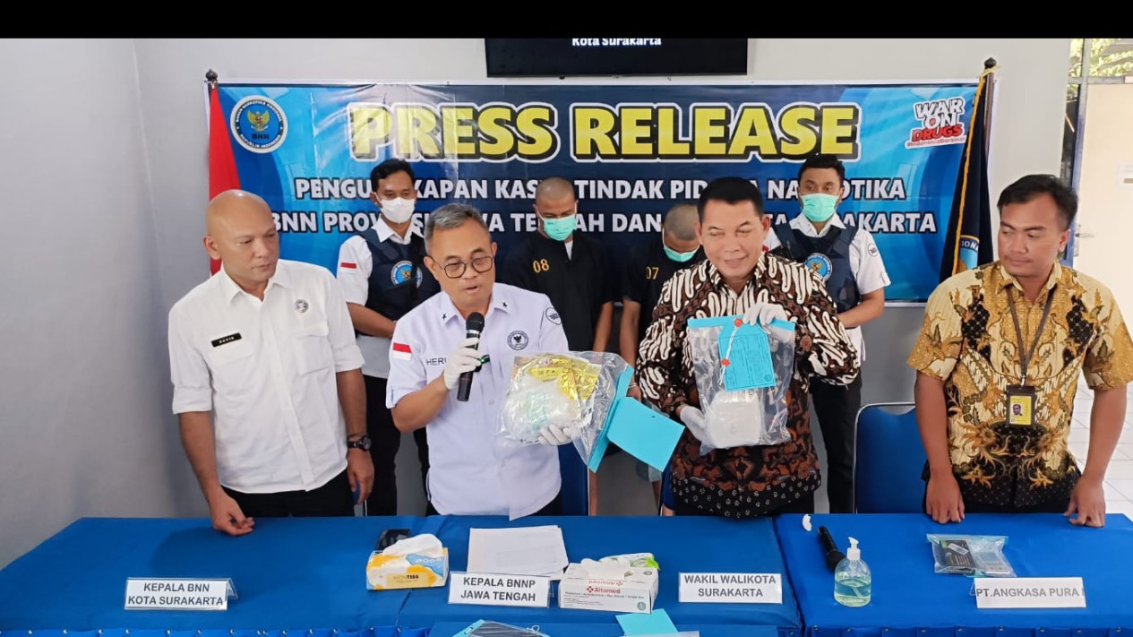 BNN Jawa Tengah Amankan Narkoba Seberat 1 Kilogram yang Akan Diedarkan di Solo Raya
            - galeri foto
