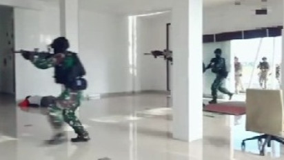 Beredar Video Detik-detik Koopssus TNI dan Pasukan Khusus AS Lumpuhkan Teroris di Bandara Banyuwangi