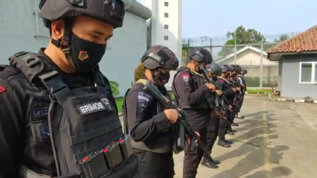 Berbeda dengan Lainnya, Personel Brimob Jaga Pengamanan Berlapis Lapas Khusus Gunung Sindur
            - galeri foto