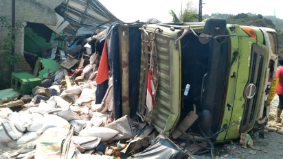 Rem Blong, Truk Muat Pupuk Tabrak Dua Rumah Warga di Bandar Lampung