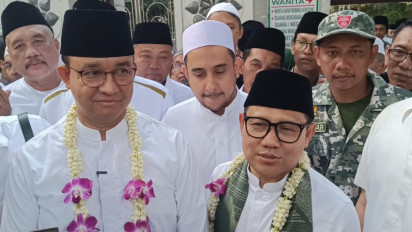 Anies-Muhaimin Ziarah Bersama Ke Makam Sunan Ampel, Anies : Ini Tempat Bersejarah di Surabaya