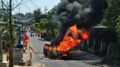 Diduga Terjadi Korsleting Listrik, Minibus Muatan BBM di Madiun Ludes Terbakar
