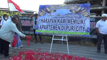 Aksi Tabur Bunga Puluhan Konsumen Apartemen Puri City yang Mangkrak, Berharap Uang Mereka Dikembalikan