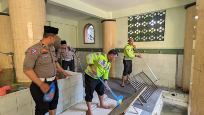 Sambut HUT Lalu Lintas ke-68, Polisi di Gresik Pilih Mengepel Lantai Masjid hingga Gereja