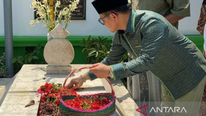 Muhaimin Berziarah ke Makam Pendiri NU: Beliau Kakek Buyut Saya