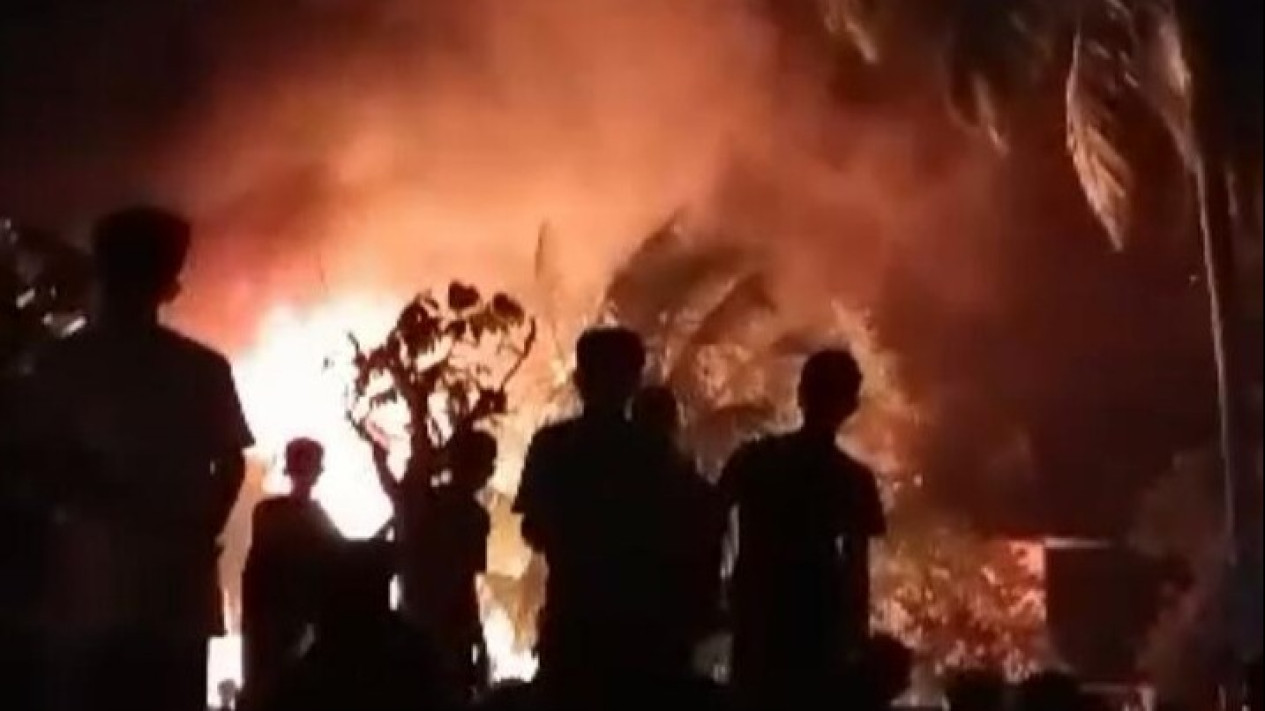 Gudang Penimbun BBM Solar di Batanghari Hangus Terbakar
            - galeri foto