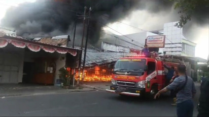 Kebakaran Hebat Hanguskan Toko Pakaian di Jalan Hasanuddin Sumbawa Besar