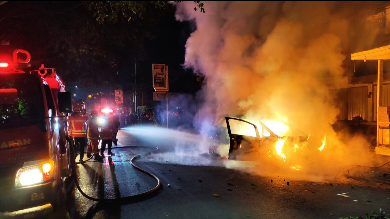 Tabrak Sana-sini, Mobil Honda Jazz Ludes Terbakar Usai Hantam Kios Bensin Eceran di Kota Malang
            - galeri foto