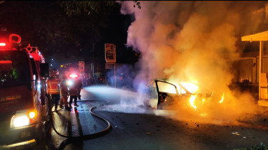 Tabrak Sana-sini, Mobil Honda Jazz Ludes Terbakar Usai Hantam Kios Bensin Eceran di Kota Malang