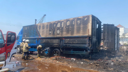 Delapan Truk di Pangkalan Yos Sudarso Semarang Terbakar, Dipicu Muncul Api dari Ilalang Kering