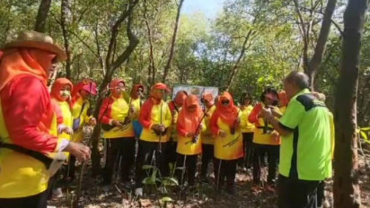 Aksi Purna Polwan Polda Jatim, Tanam Ratusan Pohon Mangrove dan Bersihkan Sampah Plastik di Ekowisata Wonorejo
