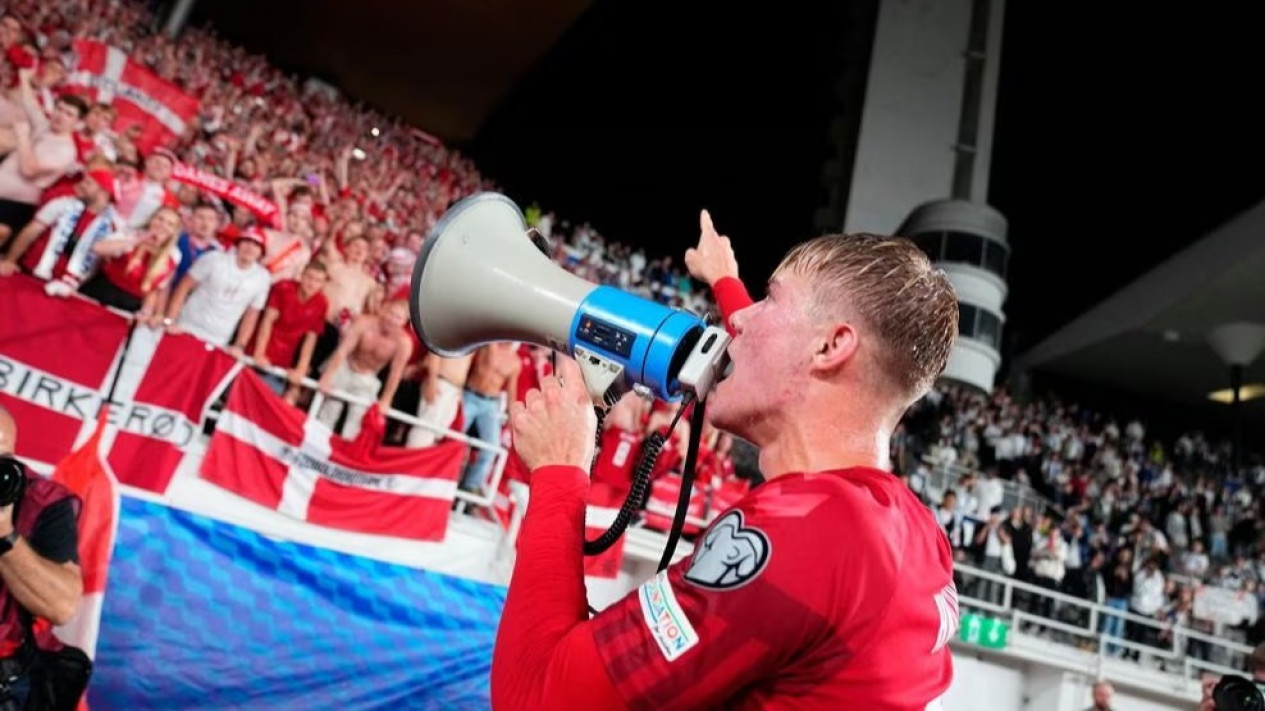 Bawa Kemenangan bagi Denmark, Rasmus Hojlund Bakar Semangat Suporter
            - galeri foto