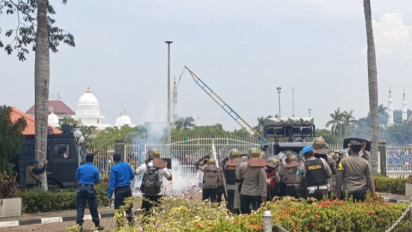 BREAKING NEWS: Demo Tolak Pengembangan Kawasan Rempang di Depan Kantor BP Batam Ricuh