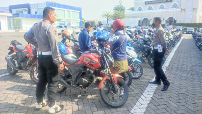 Cegah Praktik Calo, Tim Gabungan Satlantas dan Propam Polresta Sidoarjo Patroli dan Razia di Area Satpas SIM