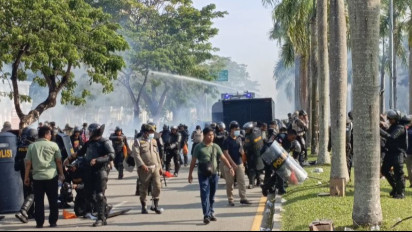 Petugas Pukul Mundur Demonstran Rempang di Depan Kantor BP Batam, Massa Kocar-Kacir