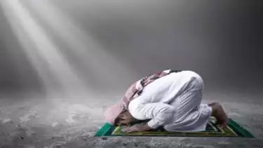 Ilustrasi membaca doa khusus saat sujud, yang dianjurkan oleh Syekh Ali Jaber. Sumber: istockphoto